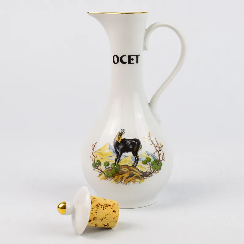 Sticluta pentru otet din portelan pictat motive vanatoresti cu marginile aurite | 250 ml.