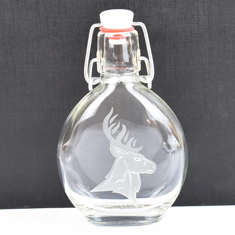 Sticluta cu capac cu gravura cap de cerb | 200 ml.